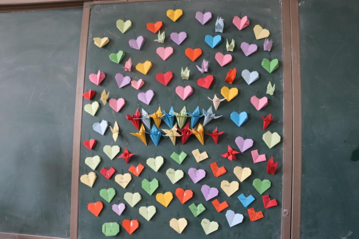 孩子们的折纸装饰教室.(通讯员 汪巍摄)
